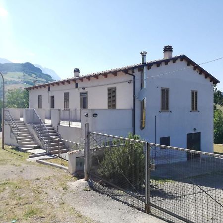 Villa Casa A Montebello Di Bertona Con Vista Gran Sasso Exterior foto