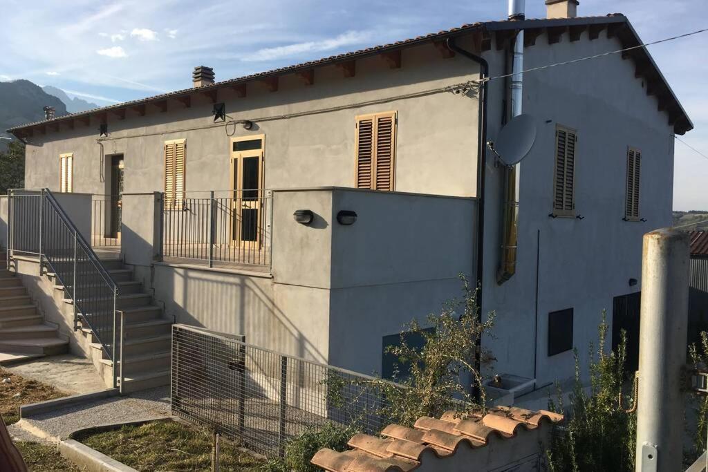 Villa Casa A Montebello Di Bertona Con Vista Gran Sasso Exterior foto