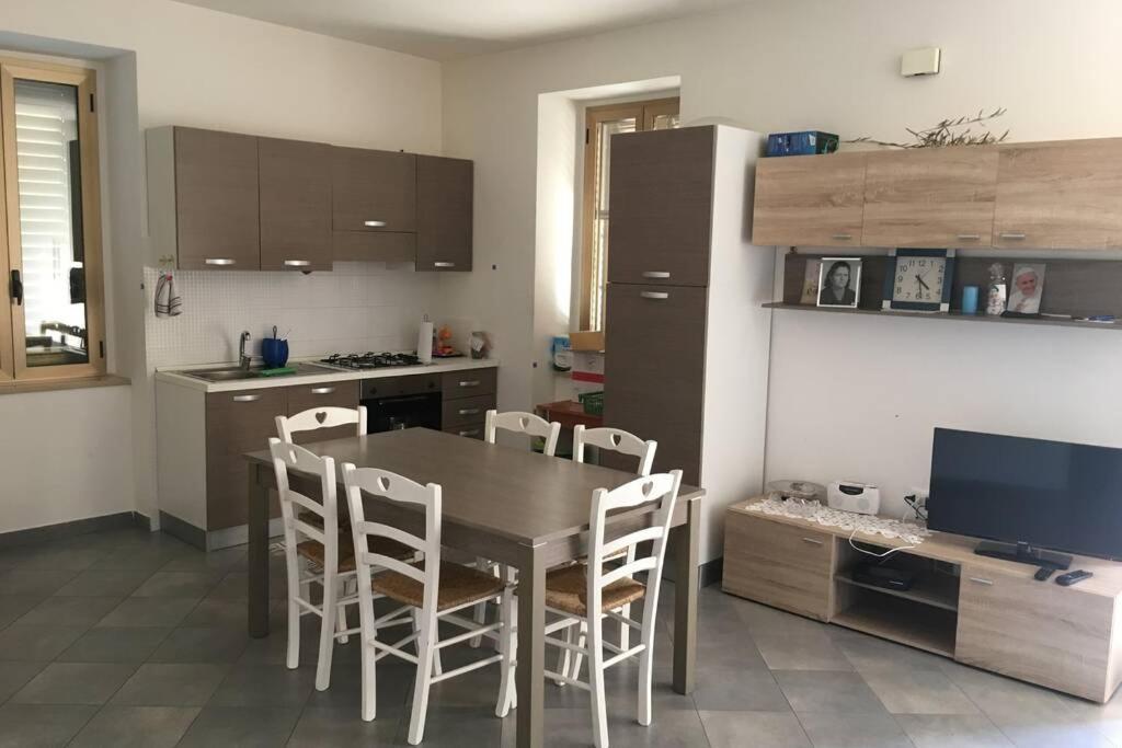 Villa Casa A Montebello Di Bertona Con Vista Gran Sasso Exterior foto