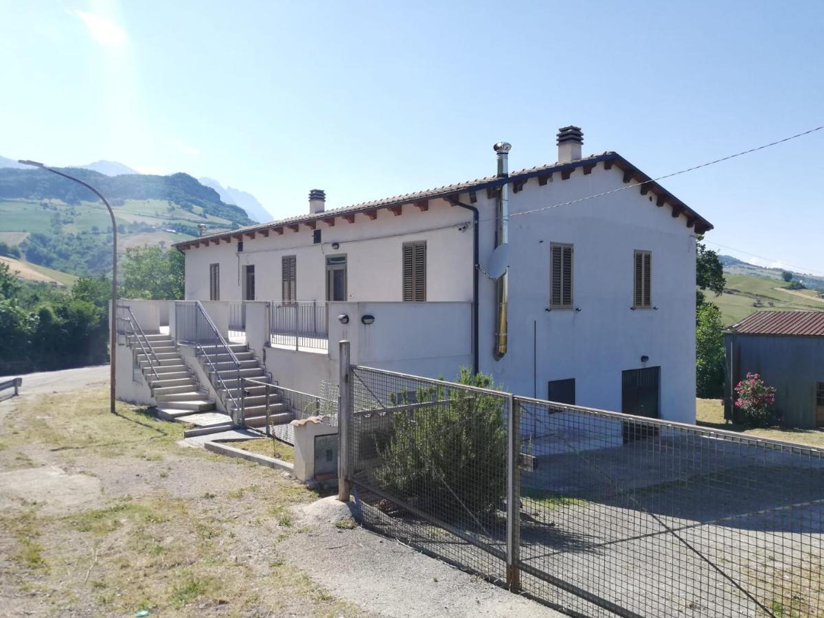 Villa Casa A Montebello Di Bertona Con Vista Gran Sasso Exterior foto