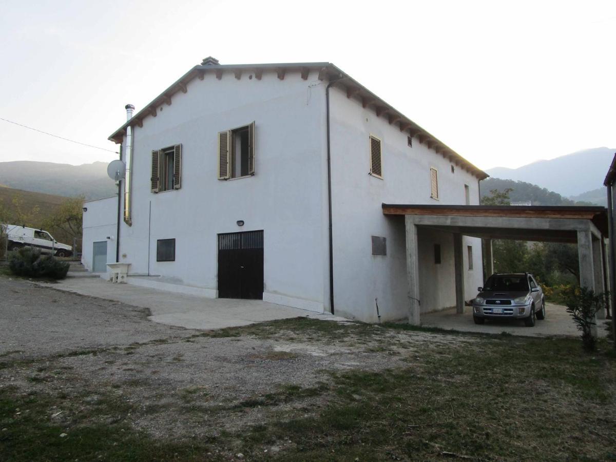 Villa Casa A Montebello Di Bertona Con Vista Gran Sasso Exterior foto